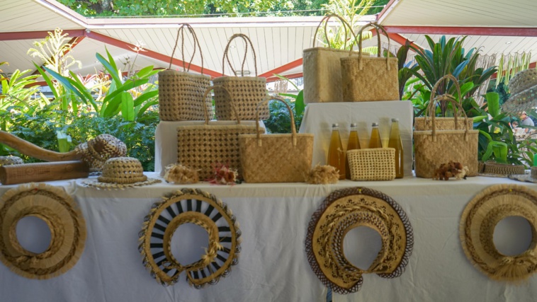 L’exposition à l’assemblée de la Polynésie française, sur le thème de “Rurutu, fière de notre patrimoine tressé”.  Crédit : Tom Larcher