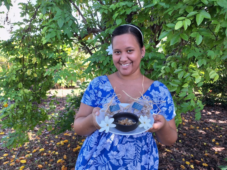 “Je suis fière de notre culture, donc je tenais à avoir un nom tahitien, qui signifie délicieux, comme un bonbon !”, explique Khaïre Brothers-Mangin au sujet du nom de sa petite entreprise (Crédit : Anne-Charlotte Lehartel).