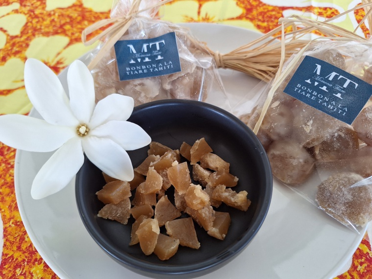 Ses bonbons se composent de fleurs, de miel et de gélatine végétale. Ses bonbons se composent de fleurs, de miel et de gélatine végétale.