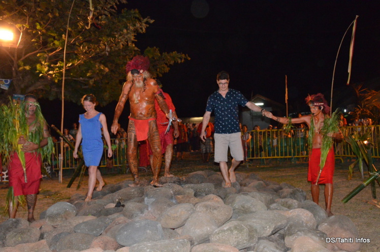 Les futurs mariés Anne et Mikaël ont marché sur le feu avant leur union, prévue le 11 juillet. Les futurs mariés Anne et Mikaël ont marché sur le feu avant leur union, prévue le 11 juillet.
