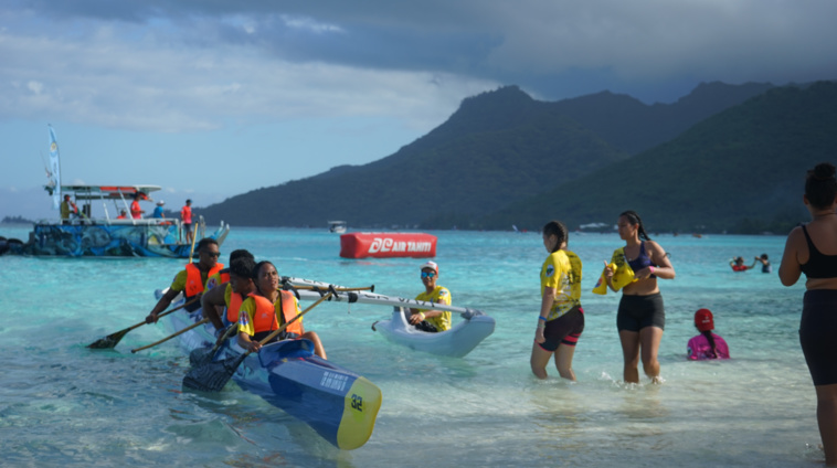 l'arrivée des élèves, après 43 kilomètres de courses autour de Moorea. Crédit : Tom Larcher l'arrivée des élèves, après 43 kilomètres de courses autour de Moorea. Crédit : Tom Larcher
