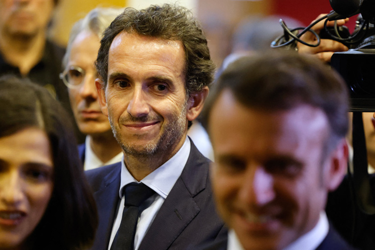 "Alexandre Bompard gagne en seulement 9 heures l'équivalent du salaire moyen annuel des salariés de Carrefour, alors même qu'on est en pleine crise agricole et qu'on subit encore les conséquences de l'inflation". LUDOVIC MARIN / AFP