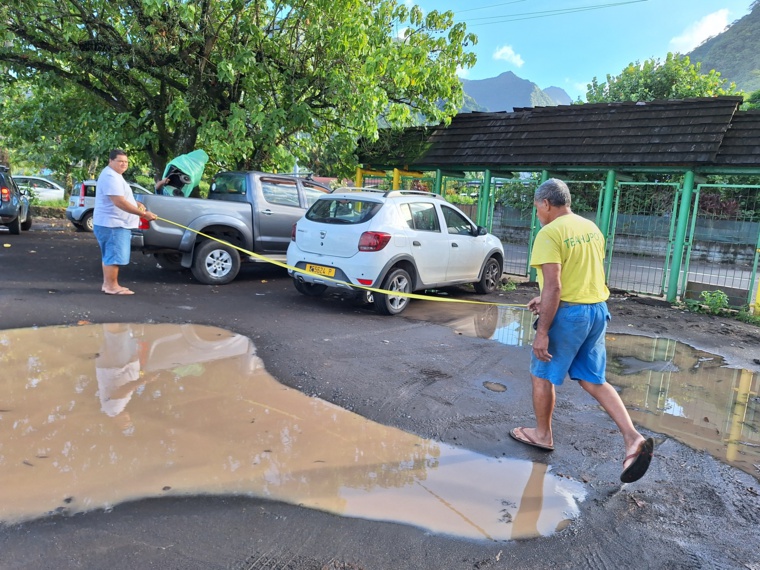 Lesta Parker et un autre forain, Joinville Reva, ont procédé aux mesures pour lancer la construction des stands (Crédit : Anne-Charlotte Lehartel).