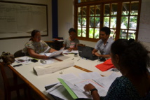 Une séance de travail avec des élus de la commune de Papara pour préparer le contrat de ville. Une séance de travail avec des élus de la commune de Papara pour préparer le contrat de ville.