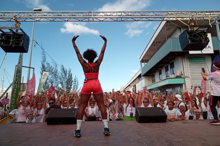 Avant de se lancer, les près de 3000 participants ont pu s'échauffer en musique avec la charmante et dynamique Kathleen Renard. crédit photo SD Avant de se lancer, les près de 3000 participants ont pu s'échauffer en musique avec la charmante et dynamique Kathleen Renard. crédit photo SD