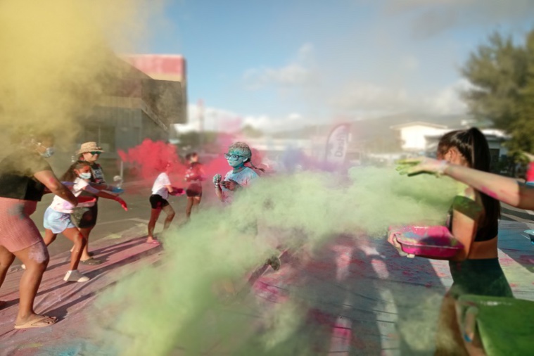 On se faisait allègrement asperger de couleurs avec des stands disséminés tout au long du parcours crédit photo SD On se faisait allègrement asperger de couleurs avec des stands disséminés tout au long du parcours crédit photo SD