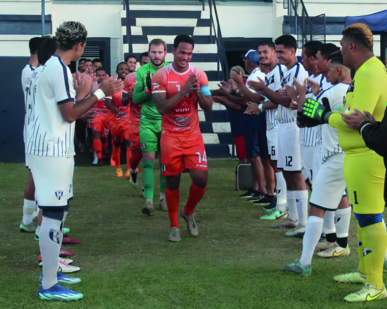 Les joueurs de Vénus ont accueilli ceux de Pirae avec une chaleureuse haie d’honneur pour marquer le titre des orange. Mais Vénus n’a ensuite pas fait de cadeaux à son adversaire sur le terrain.