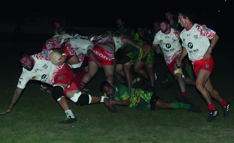 Papeete a été très solide devant à l’image de leur troisième ligne, Vahiani Amaru, ballon en main. Papeete a été très solide devant à l’image de leur troisième ligne, Vahiani Amaru, ballon en main.