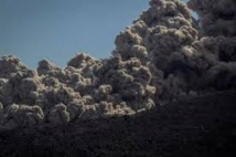 Indonésie: un volcan en éruption bloque des milliers de touristes dans des aéroports