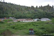 En dehors de l'île de Tahiti, de Bora Bora et de Tubuai, il n'existe pas, en Polynésie française, d'autres centres d'enfouissement des déchets ménagers qui répondent aux normes.