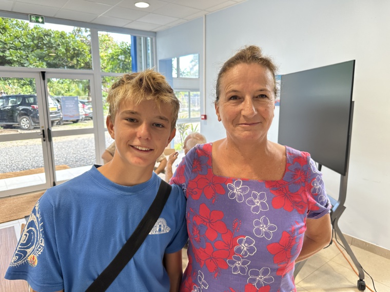 Si les métiers de la mer ont longtemps été boudés par la jeunesse polynésienne, il se pourrait bien que le vent soit en passe de tourner. Ici, le jeune Nino, accompagné de sa mère, ambitionne de devenir capitaine dans la marine marchande.