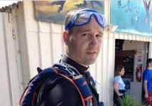 Un abbé troque sa soutane pour un parachute Un abbé troque sa soutane pour un parachute