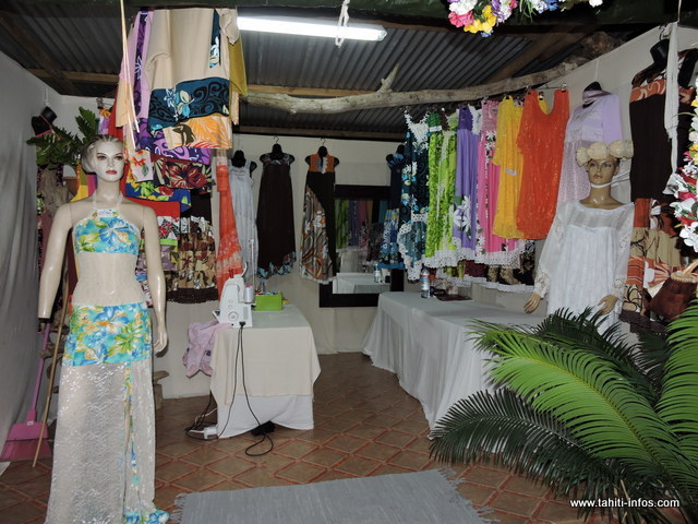 Une exposition de divers produits artisanaux est également installée sur le site de HItimahana.