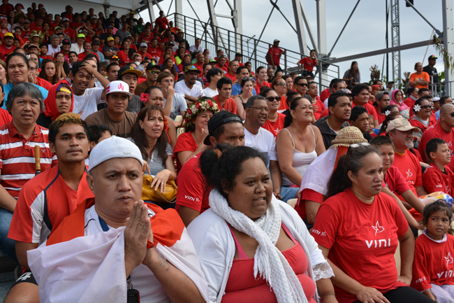 Il ne reste que deux minutes à jouer, une dernière prière pour encourager les Tiki Toa.