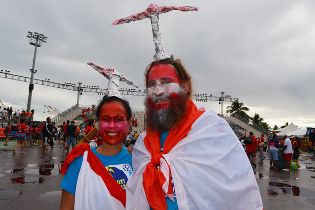 Le couple le plus déguisé venu supporter les Tahitiens, lui s'est surnommé Tiki, elle Toa…
