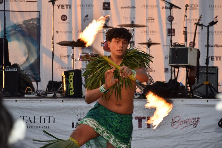 La rencontre s’est achevée par une danse du feu au coucher du soleil.