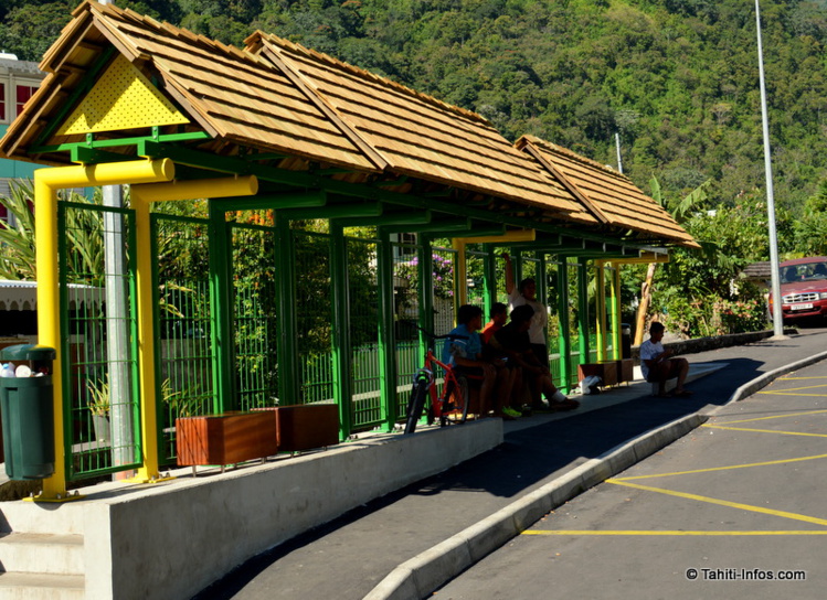 Un abribus flambant neuf pour ce quartier de Titioro. Un abribus flambant neuf pour ce quartier de Titioro.