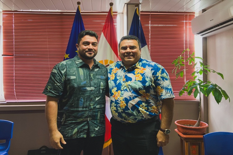 Teva Rohfritsch, à gauche, a apporté son soutien ce vendredi matin à Moerani Frébault, à droite, directeur général des services de Hiva Oa, qui se présente sur la liste macroniste de Valérie Hayer aux élections européennes du 8 juin prochain. Crédit photo : Thibault Segalard.