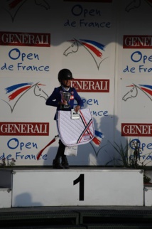 Alysée Condé porte les couleurs de la Polynésie Française sur la plus haute marche du podium des Championnats de France d'équitation Alysée Condé porte les couleurs de la Polynésie Française sur la plus haute marche du podium des Championnats de France d'équitation