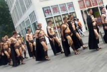 La police de Pékin repousse l'invasion des Spartiates