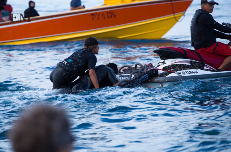 Raimana Van Bastolaer après son terrible wipe out & Eric Teihotu et son fils © Oliver Emsallem Raimana Van Bastolaer après son terrible wipe out & Eric Teihotu et son fils © Oliver Emsallem
