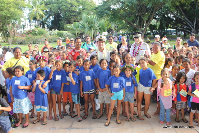 Plus de 400 enfants ont participé à l'opération Social Police 2000, ce jeudi matin. Ils ont été reçus par l'administrateur des IDV, Christophe LOTIGIE à la résidence du Haut-commissaire, pour le petit déjeuner.