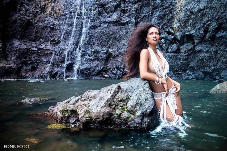 La vahine purotu a posé pour de nombreux photographes. La vahine purotu a posé pour de nombreux photographes.