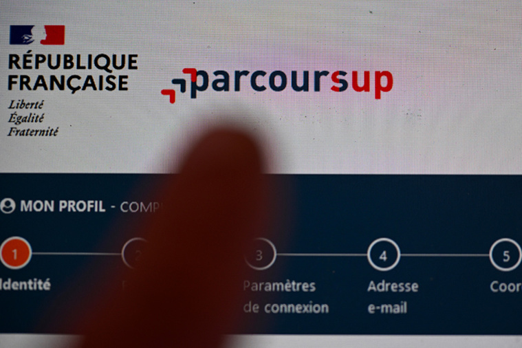 Admis, sur liste d'attente ou refusés: premières réponses sur Parcoursup dans la soirée Admis, sur liste d'attente ou refusés: premières réponses sur Parcoursup dans la soirée