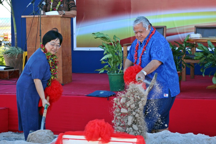 L'ambassadeur de Chine et le premier ministre des Samoa ont donné le premier coup de pioche le 22 juillet