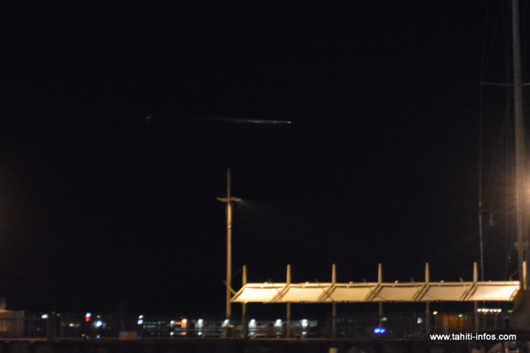 L'objet peu avant sa désintégration au large de Papeete. L'objet peu avant sa désintégration au large de Papeete.