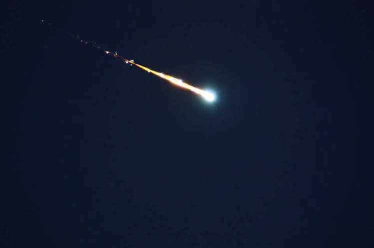 Une boule de feu entre Tahiti et Moorea