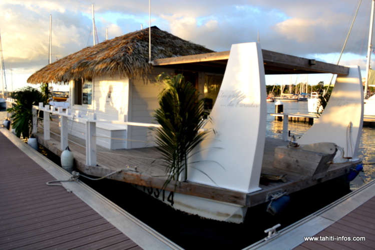 La pirogue qui accueille l'Excursion perlière