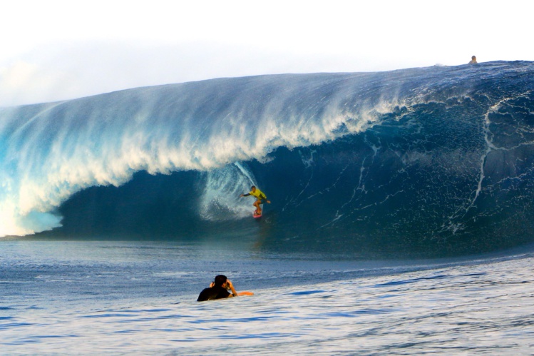 Tereva David a pris cette bombe en étant tracté par son oncle. © Heimana Jurd. Tereva David a pris cette bombe en étant tracté par son oncle. © Heimana Jurd.