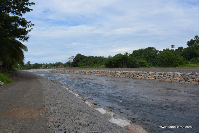 La rivière Taharu'u telle qu'elle apparaît aujourd'hui, dans la zone où le cours d'eau a été reprofilé ces derniers mois. A terme, les berges seront végétalisées pour redonner un aspect plus naturel au paysage.