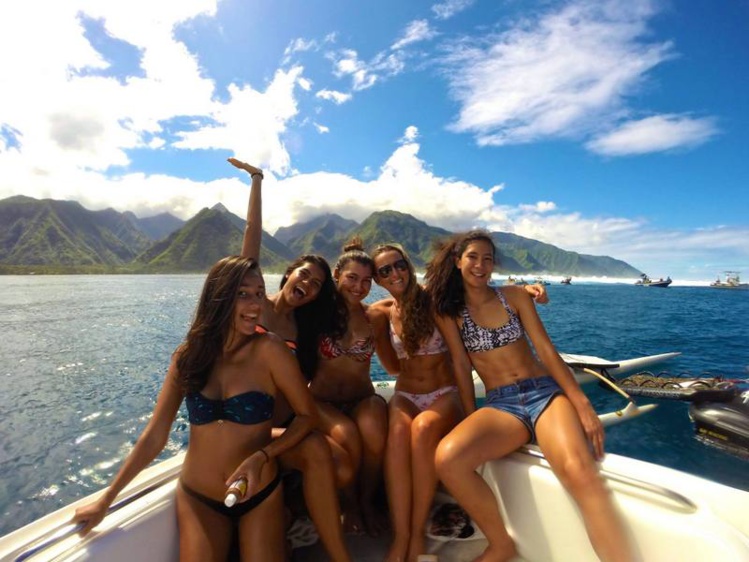 Teahupo'o Vibes entre copines, devant la vague mythique