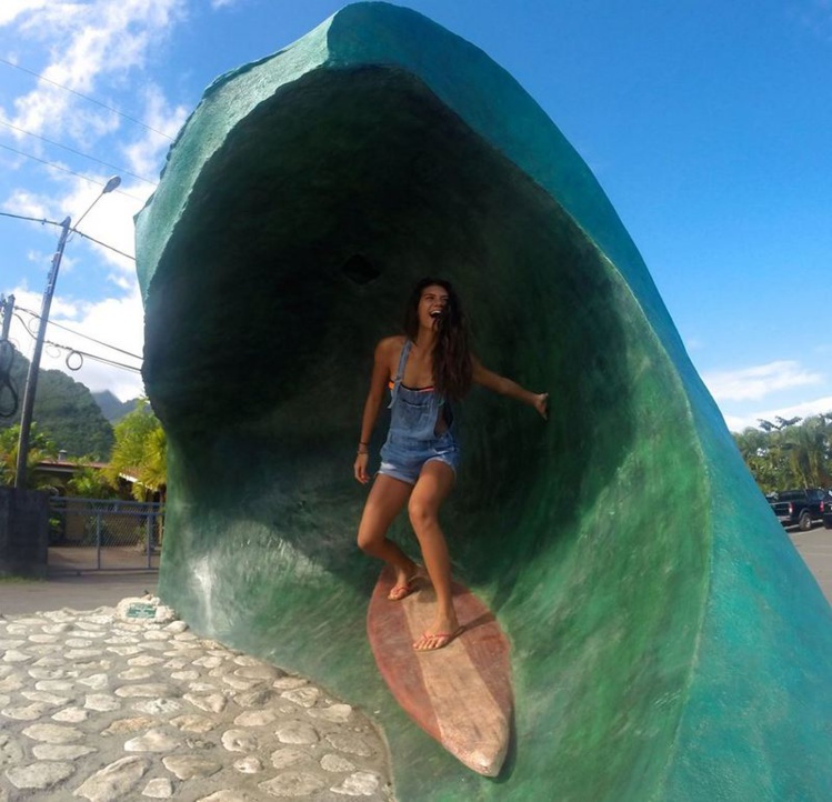 Miss Tahiti 2015 surfe la vague de Teahupo'o au PK 0, créée par l'artiste Gregorio Grand-Midi.