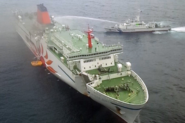 Japon: les secours à bord d'un ferry en feu pour retrouver un membre d'équipage