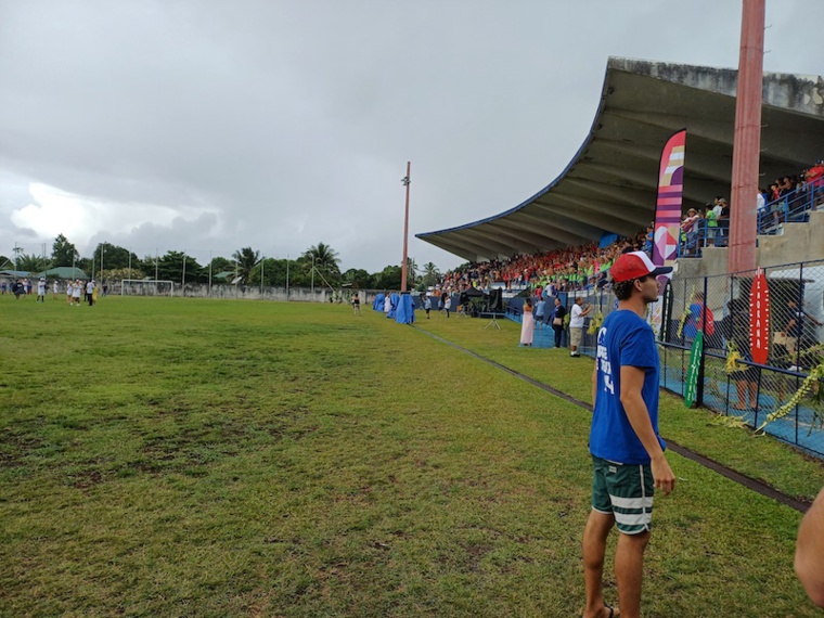 Les élèves des écoles primaires de Mahina réunis pour célébrer l'événement au stade municipal de la commune.