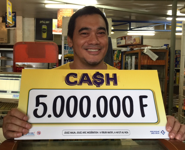 Le patron du magasin Maruia Jr de Papara heureux pour son client