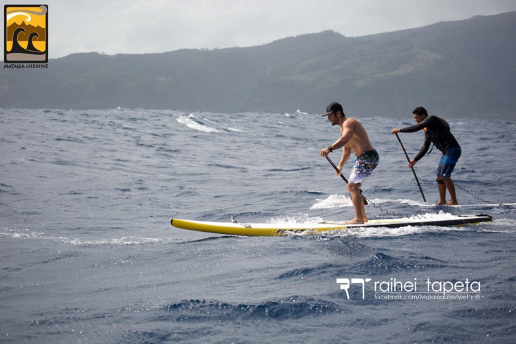 Bixente a gouté aussi au downwind avec ses amis de Mataiea. © Raihei Tapeta / Mataiea Lifestyle Bixente a gouté aussi au downwind avec ses amis de Mataiea. © Raihei Tapeta / Mataiea Lifestyle