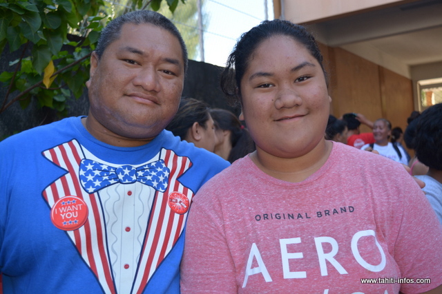 "Ma fille va entrer en classe de 5ème et je trouve que cette opération est bénéfique pour nos enfants. Merci au maire et à toute l'équipe car sans eux, on ne saurait pas quoi faire", explique Tanoa.
