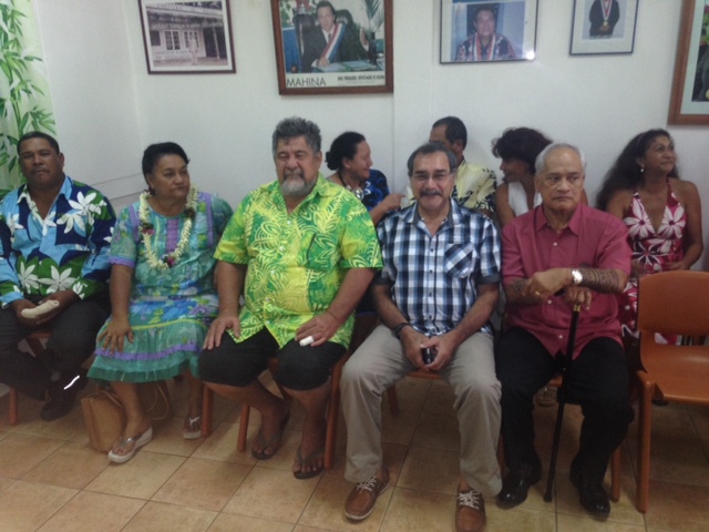Patrice Jamet, en compagnie d'Angélo Frébault, président du CESC, et de Georges Peni. Une soixante de personnalités ont été invitées à la séance du conseil municipal pour l'élection du nouveau maire de Mahina.