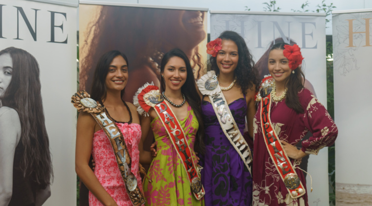 Les Miss faisaient leur première séance de dédicaces de leur vie. crédit : TL Les Miss faisaient leur première séance de dédicaces de leur vie. crédit : TL