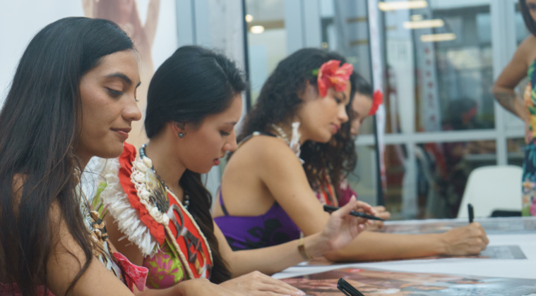 Miss Tahiti en tournée de dédicaces