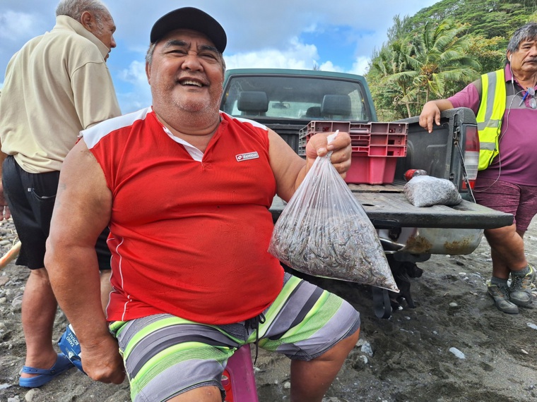 Jean Tinorua veille, tout en prodiguant ses conseils à son fils et ses neveux. Jean Tinorua veille, tout en prodiguant ses conseils à son fils et ses neveux.