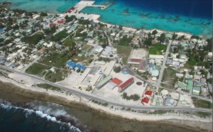 Hao, au temps où l'atoll accueillait la base arrière du CEP. Aujourd'hui une grande partie de ces constructions n'existent plus. A la place, en bord de lagon devrait prendre place le projet de ferme aquacole porté par les investisseurs chinois du groupe Tian Rui international, Tahiti Nui Ocean Foods.