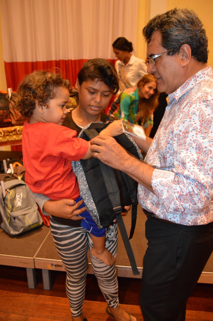 40 collégiens ont reçu leurs nouveaux cartables scolaires 40 collégiens ont reçu leurs nouveaux cartables scolaires