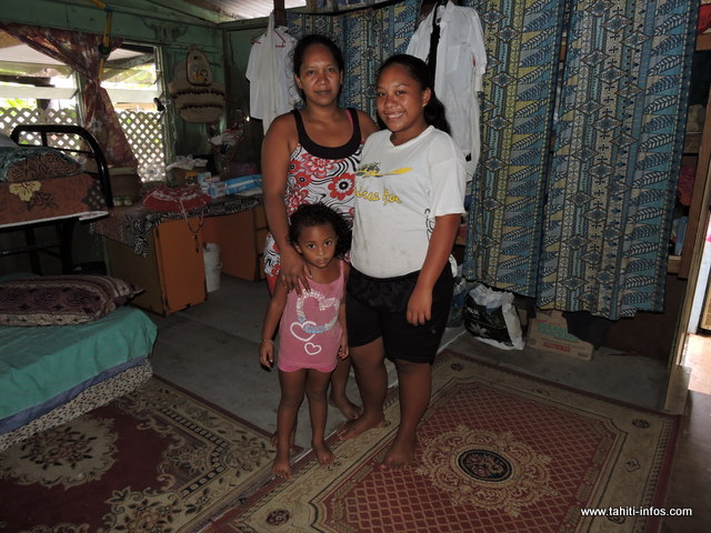 Tekura et deux de ses enfants. Elle prend la vie du bon côté malgré leur situation