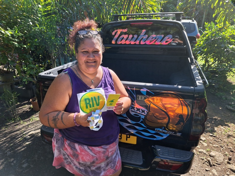 Moeata, rassurée d’avoir réceptionné les pass pour sa famille. Moeata, rassurée d’avoir réceptionné les pass pour sa famille.