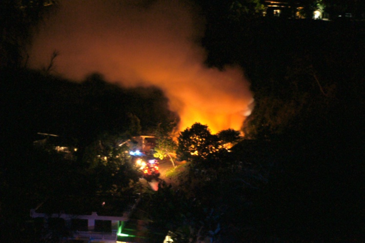 Les pompiers des casernes environnantes à pied d’œuvre, cette nuit vers 4 h du matin à Pirae. (photo lecteur)